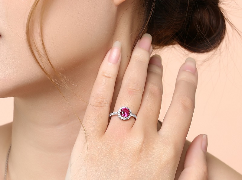 Phần đ&aacute; hồng đ&iacute;nh mặt nhẫn kh&ocirc;ng k&eacute;m phần trẻ trung, hiện đại